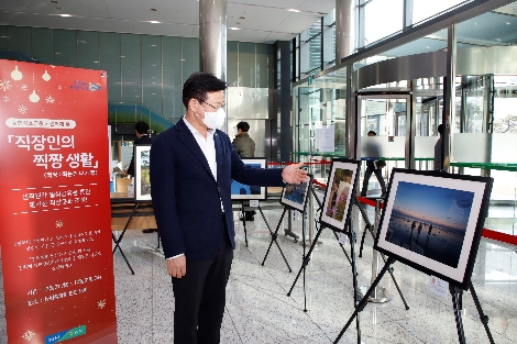 농협상호금융 이재식 대표이사가 21일 서울시 중구 농협중앙회 본관 로비에서 열린 '상호금융 임직원 스마트폰사진 공모전 -직장인의 찍짱생활' 전시를 관람하고 있다. 사진=농협상호금융