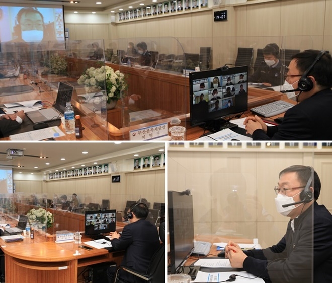 이명구 부산본부세관장이 22일 온라인으로 산업별 릴레이 간담회를 진행하고 있다.(사진제공=부산본부세관)