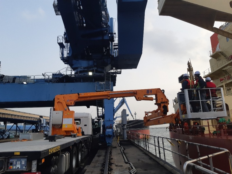 국토안전관리원 직원들이 영흥발전본부 제1연료하역부두 시설물에 대한 정밀안전진단을 수행하고 있다. (사진=국토안전관리원)