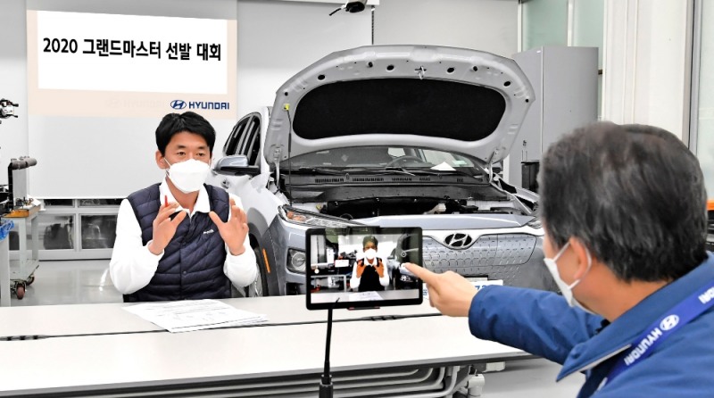 태블릿을 활용해 그랜드마스터 선발 평가를 진행하고 있는 모습.(사진=현대자동차)