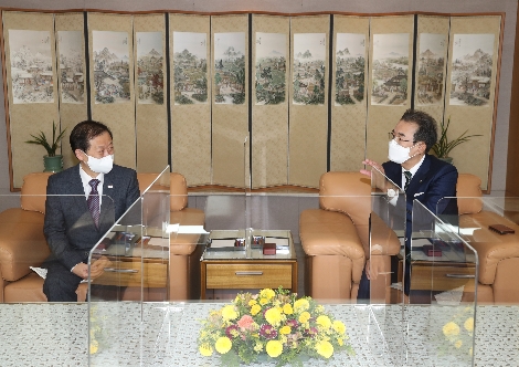 농협중앙회 이성희 회장(오른쪽)과 대한적십자사 신희영 회장(왼쪽)이 28일 서울시 중구 농협중앙회 본관에서 양 기관의 지속적 협력관계에 대해 논의하고 있다. 사진=농협중앙회