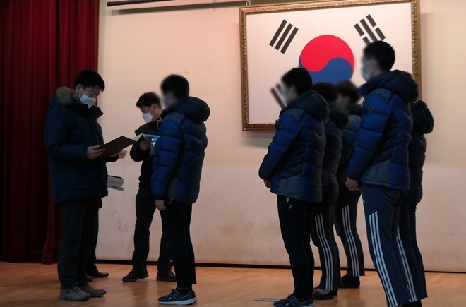 문예공모전 입상자 상장 전수식과 함께 진행된 도서 전달식.(사진제공=부산소년원)