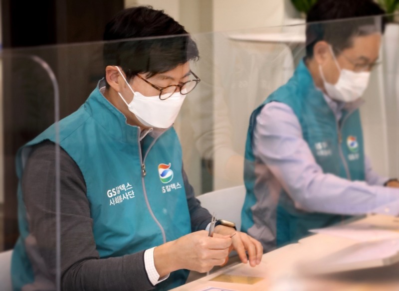 GS칼텍스 허세홍 대표가 점자학습교구를 제작하고 있다.(사진=GS칼텍스)