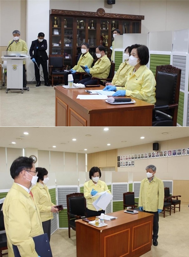 추미애 법무부 장관이 29일 서울동부구치소를 방문하여 코로나19 집단 발생과 관련한 현황을 보고받고 있다./추미애 장관이 동부구치소에서 교정본부장, 교정본부 보안정책단장, 서울지방교정청장 등과 코로나19 확산 방지 대책을 논의하고 있다.(사진제공=법무부)