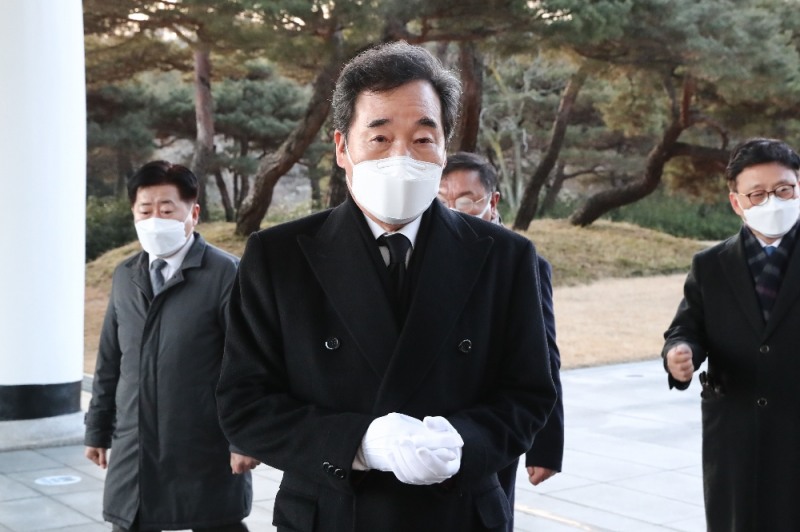 현충탑 나서는 이낙연 대표.(사진=연합뉴스)