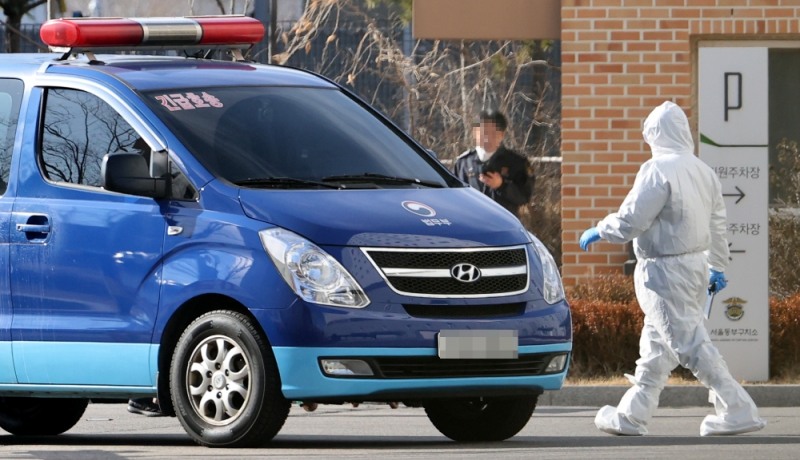 1일 신종 코로나바이러스 감염증(코로나19) 확진자가 다수 발생 중인 서울 송파구 동부구치소에서 방역 관계자가 법무부 호송차량으로 향하고 있다. (사진=연합뉴스)