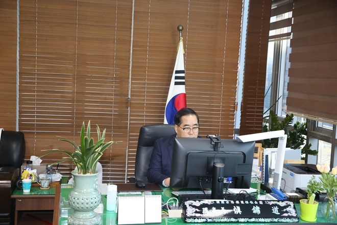 신용도 이사장이 비대면 화상회의로 공단핵심 전략과제 선포식을 진행하고 있다.(사진제공=한국법무보호복지공단)
