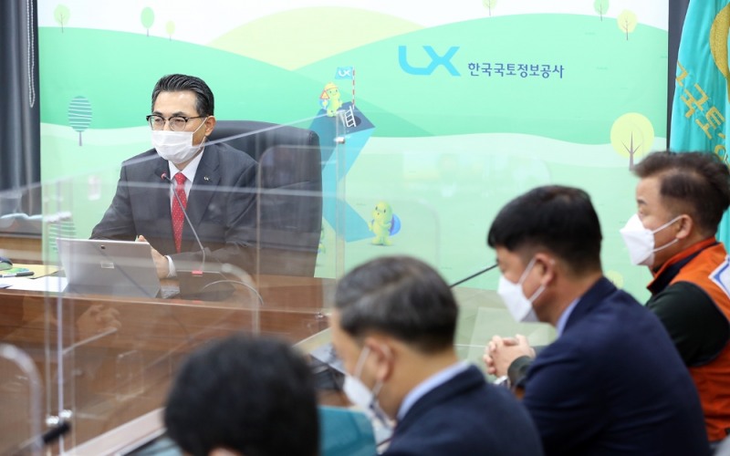 LX가 4일 본사 8층 회의실에서 코로나19 확산 방지를 위해 주요 경영진과 임직원만 참석한 가운데 온라인 화상회의로 ‘2021 시무식’을 개최했다.(사진=LX)