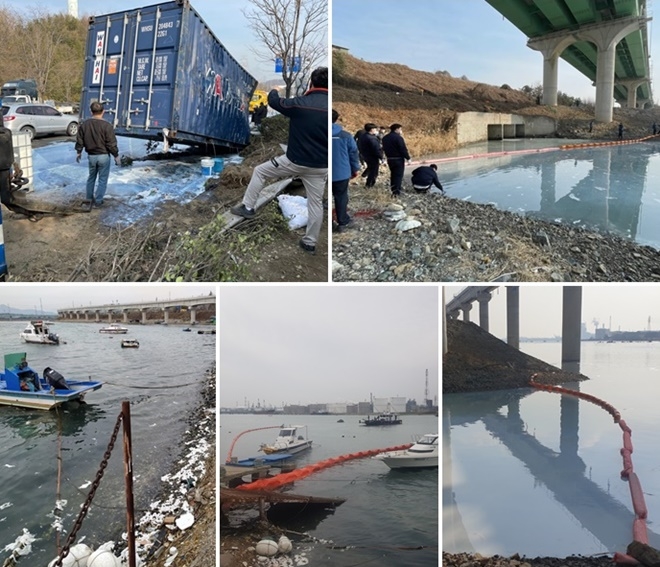 1월 5일 울산 남구 성암동 개운삼거리에서 대형트럭이 넘어지면서 컨테이너 내부에 있던 라텍스 일부가 도로에 쏟아져 해상으로 유입, 방제작업 중.(사진제공=울산해양경찰서)