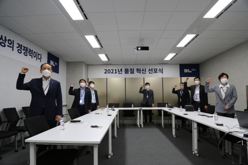 DL이앤씨 이규성 주택사업본부장(왼쪽 첫 번째)과 임직원들이 품질혁신 선포식을 진행하고 있다.(사진=DL이앤씨)