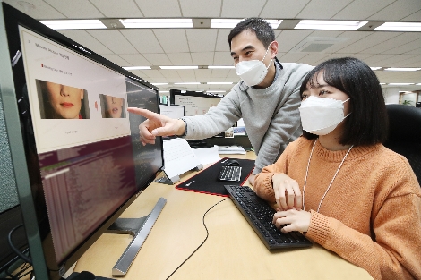 서울 서초구 KT융합기술원에서 연구원들이 사진을 동영상으로 가공하는 ‘AI 무빙 픽처’ 기술을 시연해 보고 있다. 사진=KT