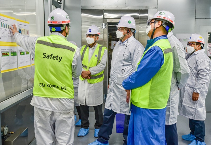 카젬 사장이 창원 도장공장 신축 현장 방문해 점검하고 있다.(사진=한국지엠)