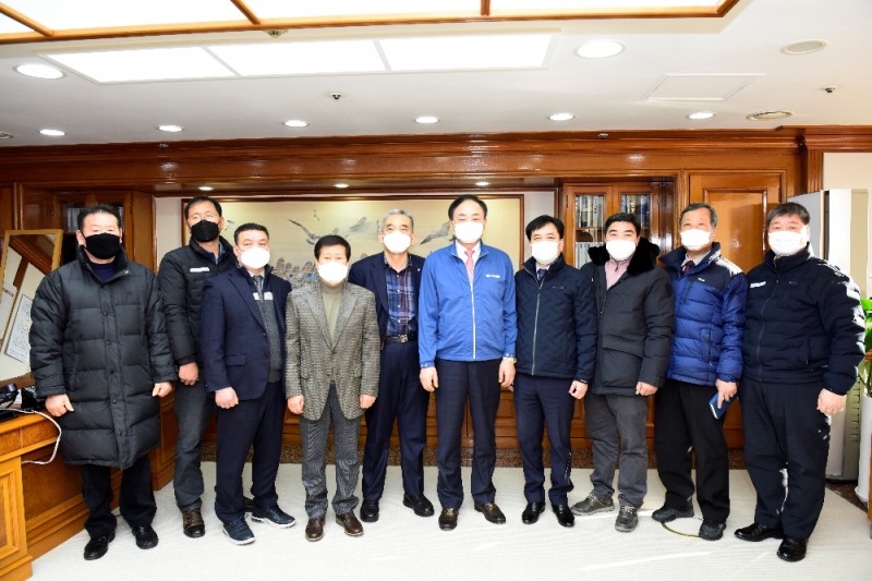 임준택 수협중앙회장(사진 중앙)이 8일 박세형 노량진수산 대표이사(사진 좌측에서 다섯번째)와 이태욱 노량진수산시장 중도매인조합장(사진 우측에서 네번째)을 포함한 관계자들과 만나 의견을 경청했다.(사진=수협중앙회)