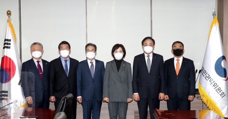 임준택 수협중앙회장이 정부서울청사에서 관계기관들과 함께 설 명절 농축수산물 선물 상한액을 한시적으로 20만원까지 상향해줄 것을 전현희 국민권익위원장에게 공동 건의했다. (사진=수협중앙회)