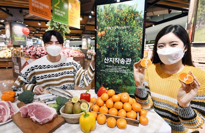 12일 홈플러스 강서점에서 모델들이 온라인 ‘산지직송관’ 오픈을 알리고 있다. 홈플러스 온라인은 신선 경쟁력 강화 차원에서 ‘산지직송관’을 오픈했다. 고객이 상품을 주문하면 산지 농가가 고객에게 직접 택배 발송하는 시스템으로, 영세 농가의 온라인 판로 개척을 돕고 고객은 집에서 제철 식품을 가장 신선하게 받아볼 수 있는 것이 특징이다. 홈플러스는 산지직송관 첫 번째 지역으로 겨울 제철상품이 집중되어 있는 제주의 8개 농가, 26개 상품을 선보이고, 연내 전국 200개 농가로 협업을 확대할 계획이다.