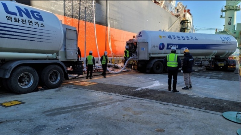 한국가스공사(사장 채희봉)는 10일 LNG 벙커링 자회사인 한국엘엔지벙커링(주)이 LNG 추진선에 대한 최초 연료 공급에 성공했다고 12일 밝혔다. (사진=한국가스공사)