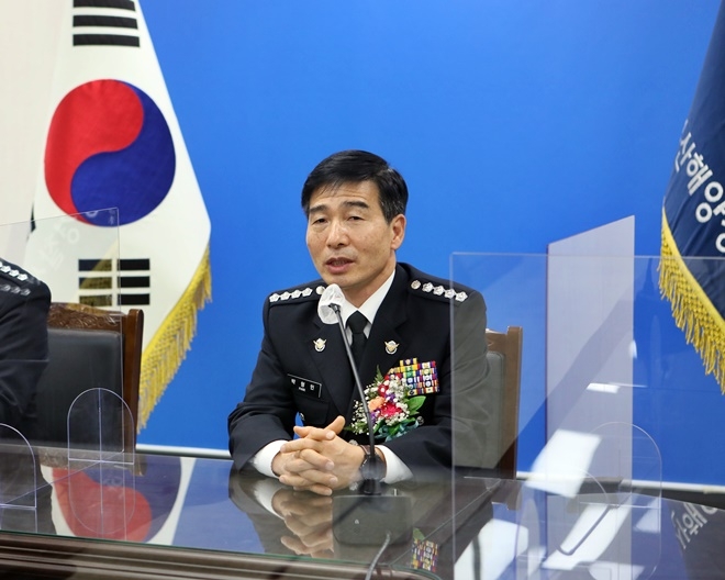 박형민 신임서장이 취임식 대신 부산해경 현안전검을 하고있다.(사진제공=부산해양경찰서)