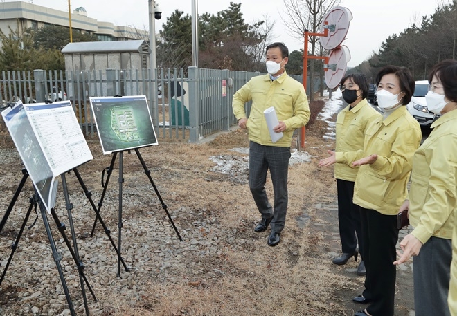  추미애 장관이 화성여자교도소 신축 예정 부지를 둘러보고 사업개요를 보고받고 있다.(사진제공=법무부)