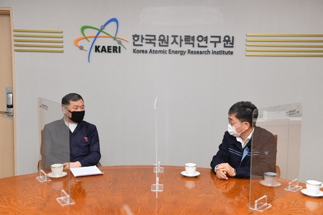 1월 15일 오규석 기장군수(사진 왼쪽)는 대전시 소재 한국원자력연구원을 방문해 박원석 원장(사진 오른쪽)을 만나, ‘동남권방사선 의·과학 일반산업단지’ 내 주요 국책사업인 ‘수출용 신형연구로 개발 및 실증사업’의 신속한 사업추진을 위한 협조를 당부하고 있다.(사진제공=부산기장군)