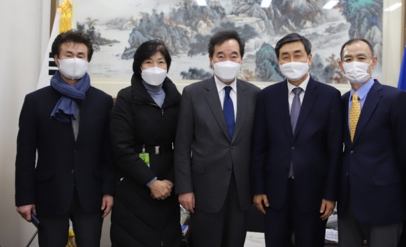 이종걸 후보과 이낙연 대표 등과 기념촬영.(사진제공=이종걸 후보 캠프)