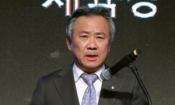 "보여주기식 정치행태를 보이는 후보가 당선된다면 대한민국 체육이 100년 후퇴하게 될 것"이라고 체육인에게 호소하고 있는 이기흥 후보. (사진제공=이기흥 후보 캠프)