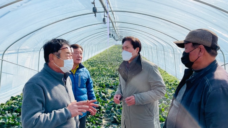 송석준, 코로나19 여파로 어려움 겪는 시설농가 찾아