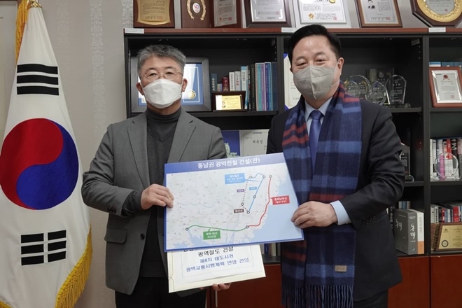 김두관 의원이 1월 13일 최기주 대도시권광역교통위원장을 만나 사업의 필요성을 논의하고 기념촬영.(사진제공=김두관의원실)