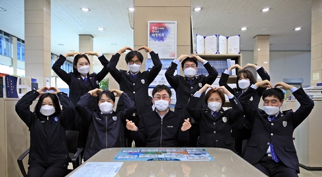 청렴 우수부서 수출입기업지원센터(앞줄 가운데 강경훈 센터장)와 이상희 관세행정관(앞줄 오른쪽 두번째) 등이 기념촬영.(사진제공=부산본부세관)