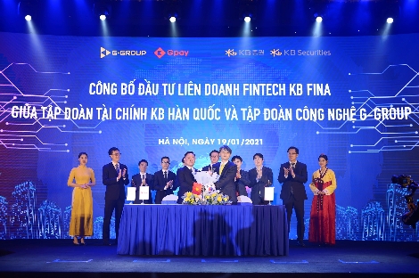 지난 19일 베트남 하노이에서 KB증권 박천수 글로벌사업본부장(오른쪽)과 G그룹 푸엉 안 뚜 CEO(왼쪽)가 디지털 금융 플랫폼 'KB Fina' 출범식을 진행하며 직원들과 함께 사진을 촬영하고 있다. 사진=KB증권