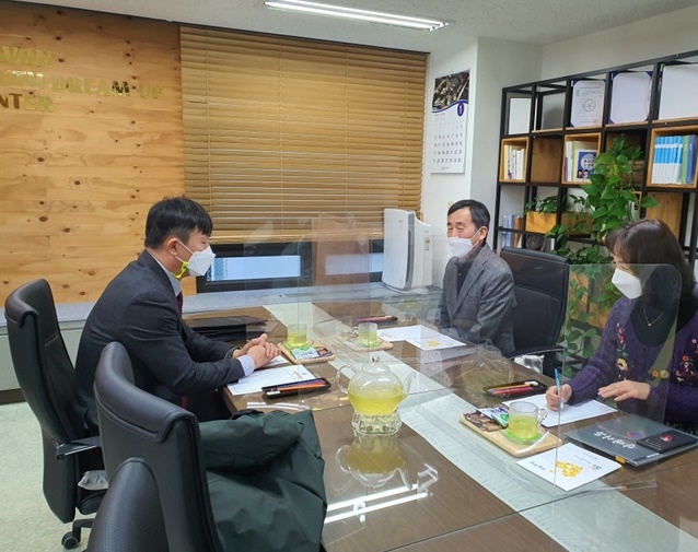 수원가정법원 김성진 판사를 초청해 정책설명회를 갖고 있다.(사진제공=수원청소년꿈키움센터)