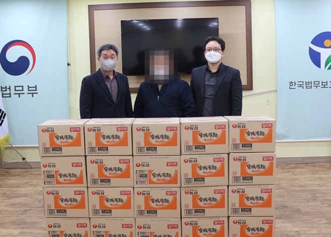 부산지부에서 2년간 숙식 및 취원을 지원을 받고 평범한 이웃으로 살고 있는 B씨가 숙식보호대상자들을 위한 라면 20박스를 기부해 훈훈함을 전해준다.(사진제공=한국법무보호복지공단부산지부)