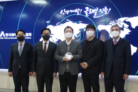 제약바이오협, 일동제약 윤웅섭 대표에 감사패 전달