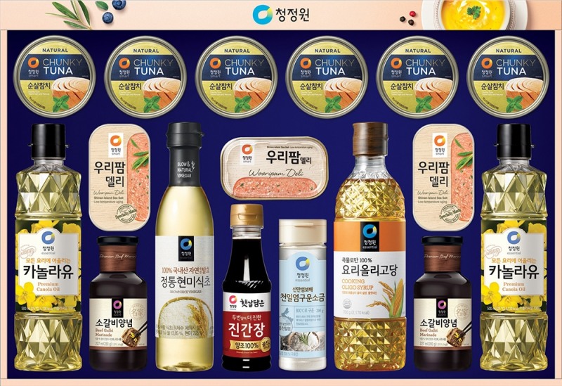 대상㈜이 다가오는 명절을 맞아 ‘2021 설 선물세트’를 선보인다고 25일 밝혔다. 대상 관계자는 "이번 설 선물세트는 청정원의 인기 제품을 엄선한 ▲’청정원 종합세트’ 햄과 참치 등으로 조합된 ▲’우리팜 선물세트’ 햄과 유지류를 함께 구성한 ▲’팜고급유 세트’ 가성비 만점의 ▲’재래김 세트’ 등을 다양한 가격대로 선보인다"며 "또한 높아진 고급유와 장류 수요에 따라 ▲’고급유 세트’ ▲’프리미엄 장류세트’ 등을 내놓고, 코로나19로 인한 집콕트렌드를 겨냥한 ▲‘청정원 집콕세트’도 한정판으로 특별 구성해 출시했다"고 밝혔다.