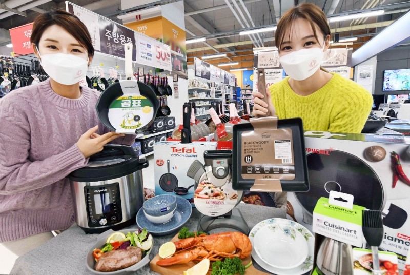 27일 홈플러스 강서점에서 모델들이 주방용품과 신선 먹거리를 선보이고 있다. 홈플러스는 28일부터 2월 10일까지 2주간 각종 주방용품과 가전, 신선 먹거리를 최대 50% 할인 판매한다. 이번 행사는 코로나19 이후 홈쿡 트렌드로 수요가 높아진 주방용품 구매 부담을 낮추고, 최근 시세가 크게 오른 신선 식재료도 저렴하게 선보인다는 취지로 마련됐다.