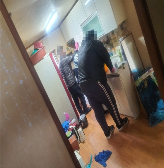 사회봉사대상자들이 주거환경 활동을 하고 있다.(사진제공=인천서부준법지원센터)