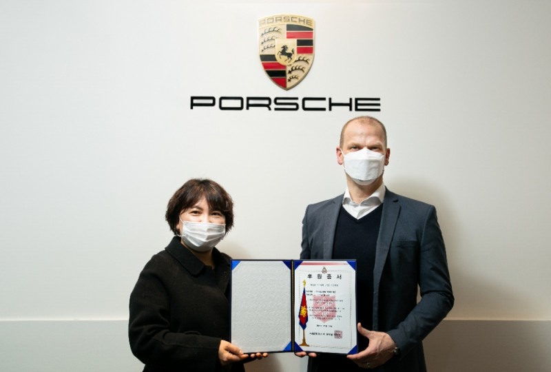 구세군 희망나누미 김진옥 팀장/ 포르쉐코리아 크리스찬 나타 대표 및 CFO.(사진=포르쉐코리아)