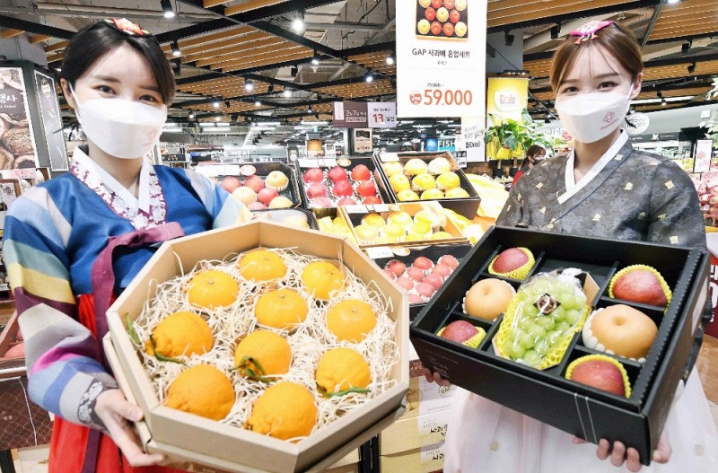 28일 홈플러스 강서점에서 모델들이 설 과일 선물세트를 선보이고 있다. 홈플러스에 따르면 지난 12월 17일부터 이달 27일까지 46일간 과일 선물세트 매출은 전년 설 동기 대비 83%나 신장하며 큰 인기를 끌고 있다. 홈플러스는 2월 13일까지 전국 점포와 온라인에서 12대 행사카드* 결제 고객과 마이홈플러스 멤버십 회원 대상 과일 세트를 최대 30% 싸게 판다.