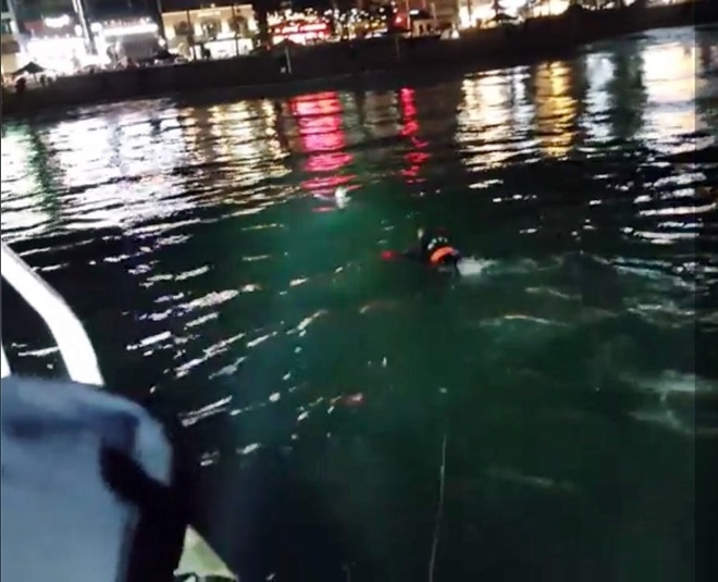 오동진 경위가 익수자를 구하러 가고 있다.(사진제공=부산해양경찰서)