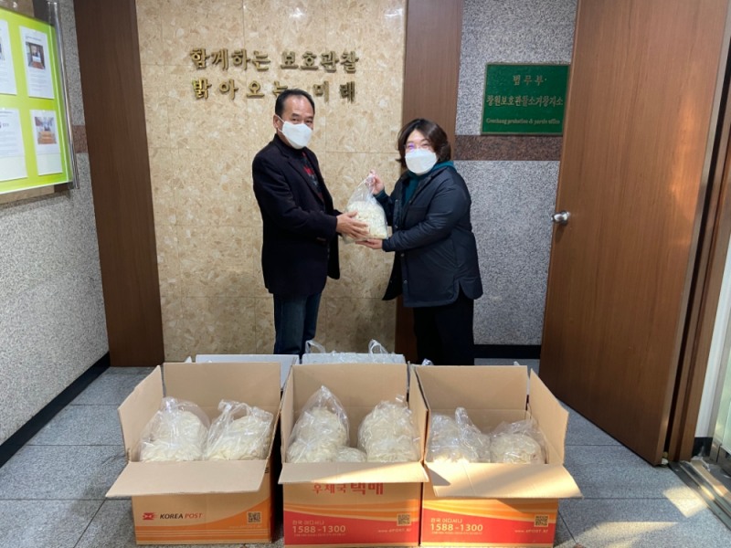 보호관찰위원 거창지역협의회 이미란 사무국장이 사랑의 떡국떡 전달하고 있다.(사진제공=거창준법지원센터)