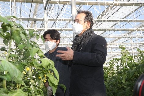 농협중앙회 이성희 회장(오른쪽)이 2월 2일 청년농업인이 운영하는 충남 당진 소재 스마트팜을 방문하여 청년농업인과 대화하고 있다. 사진=농협중앙회
