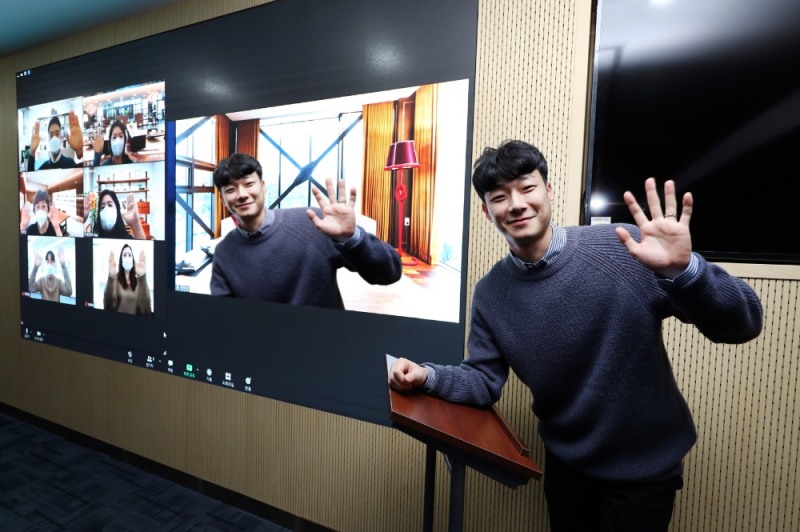 줌(Zoom) 화상회의 배경화면 시연 모습.(사진=대우건설)
