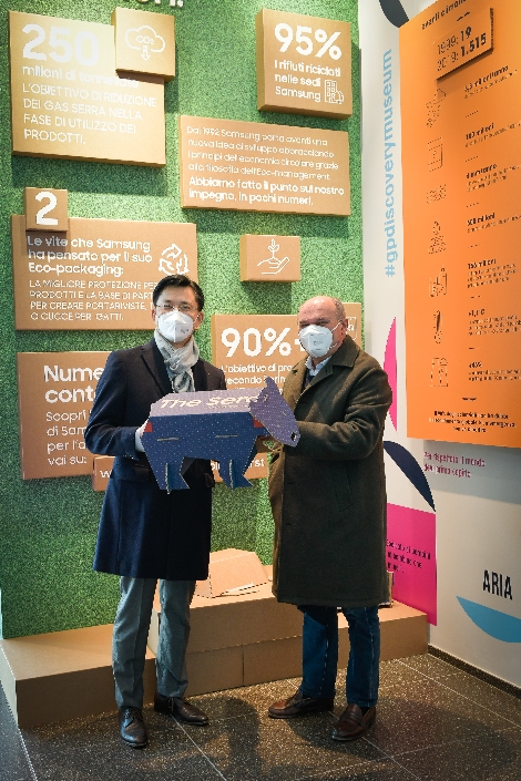 삼성전자 이탈리아 법인장 임성택 전무(왼쪽)와 '그린피(Green Pea)' 오스카 파리네티(Oscar Farinetti) 대표(오른쪽)가 '그린피(Green Pea)' 쇼핑몰에 설치된 삼성전자 에코패키지 상설 전시장에서 양사의 협력을 기념하고 있다. 사진=삼성전자