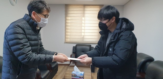 장만석 과장이 부산청소년자립생활관을 방문해 십시일반 모은 성금을 김재훈 행정실장에게 전달하고 있다. (사진제공=부산솔로몬로파크)