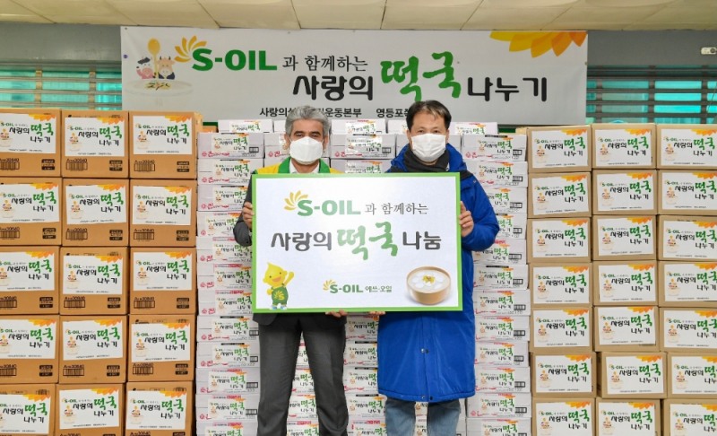 전달식에서 후세인 알 카타니 대표(좌)가 기념촬영을 하고 있다.