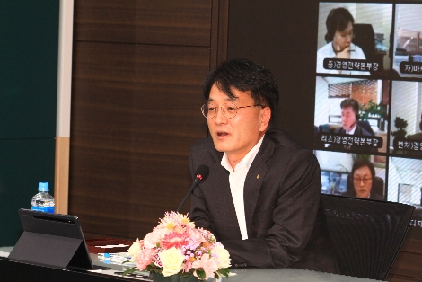 3일, 서울 중구 소재 농협금융지주 본사 회의실에서 개최된 2021 경영전략회의에서 손병환 농협금융지주 회장이 ESG비전 및 탈석탄금융 선언을 공식 발표하고 있다. 사진=농협금융