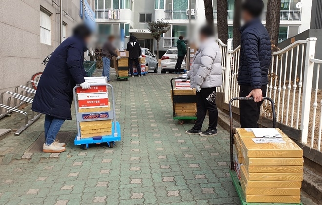 사회봉사대상자들이 사랑의 선물을 배달하고 있다.(사진제공=구미준법지원센터)