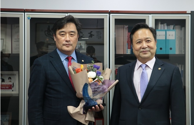 국회도서관 최우수상을 수상한 정동만 의원.(사진제공=정동만의원실)