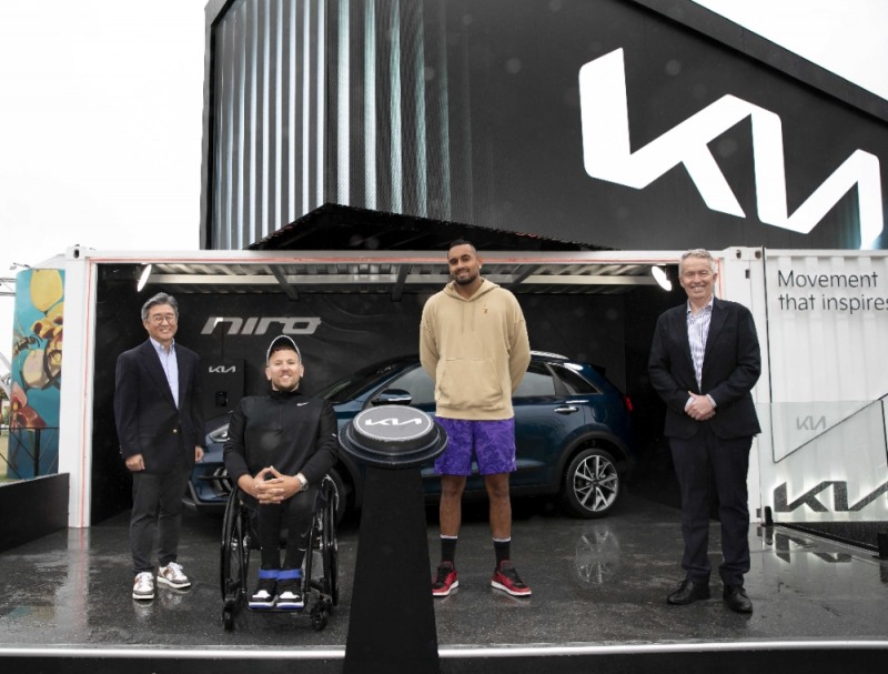 조준수(James Cho) 기아 호주판매법인장, 딜런 알콧(Dylan Alcott) 휠체어 테니스 선수, 닉 키리오스(Nick Kyrgios) 테니스 선수, 크레이그 타일리(Craig Tiley) 호주오픈 토너먼트 디렉터가 `2021 호주오픈 공식차량 전달식`에 참석하고 있는 모습.(사진=기아)