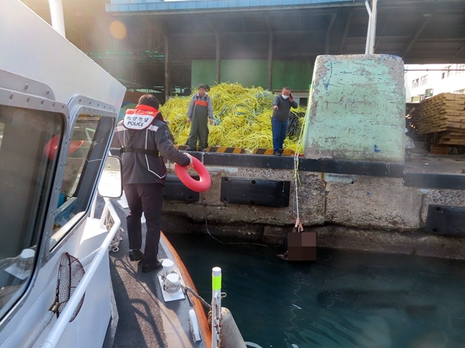 해경이 익수자를 구조하고 있다.(사진제공=부산해양경찰서)