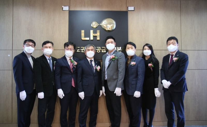 ’수도권 주택공급 특별본부 개소식‘에 참석한 LH 관계자들이 기념촬영을 하고 있다.(사진=LH)